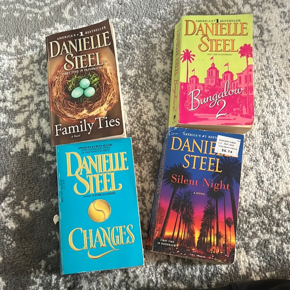 Danielle Steel Lot of 4 soft back bungalow 2 Family ties Changes silent night